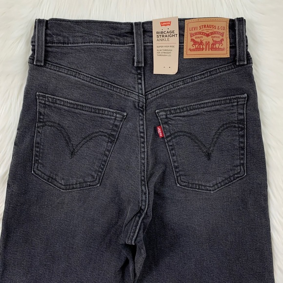 Levi's Worse For Wear Black Ribcage Straight Jeans - Picture 9 of 9